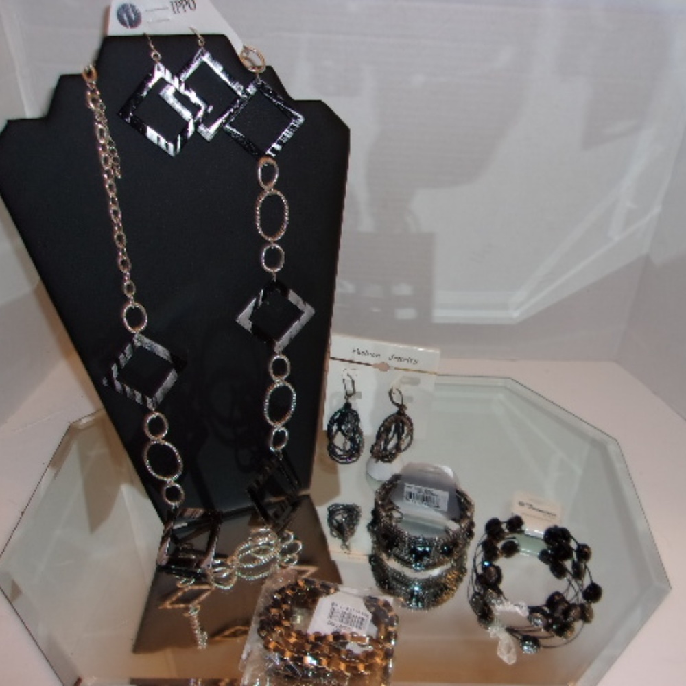 NWTS 2 NECKLACES 2 EARRINGS & 2 BRACELET RETAIL $8